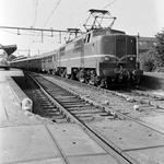 824909 Afbeelding van de electrische locomotief nr. 1215 (serie 1200) van de N.S. met een autoslaaptrein te 's-Hertogenbosch.